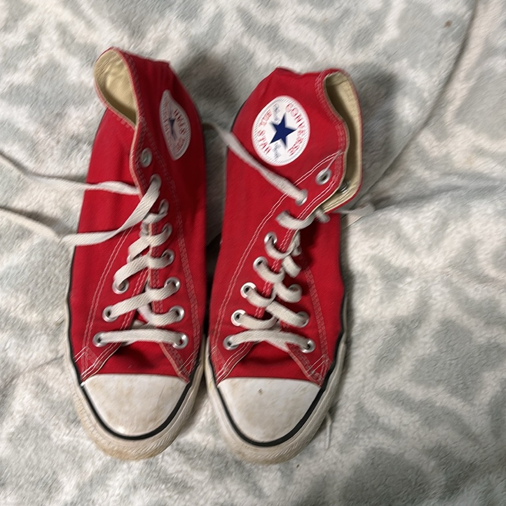 Red converse - Picture 2 of 2